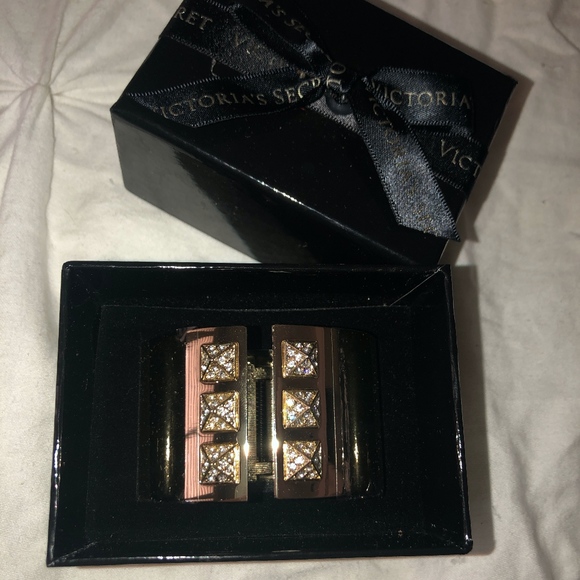 VS Gold Cuff Bracelet - Picture 1 of 7